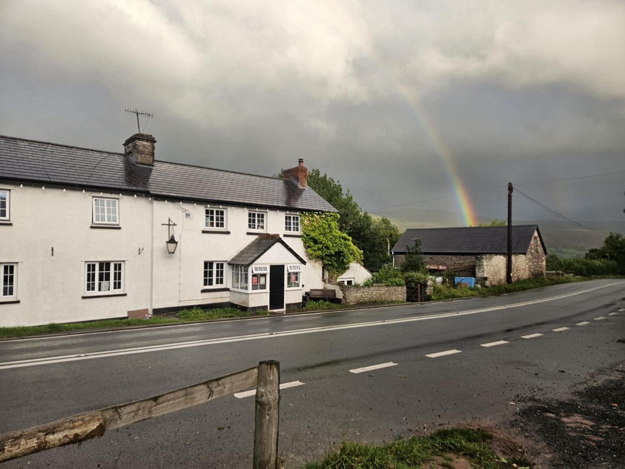 Dinas Castle Inn Brecon Eksteriør billede